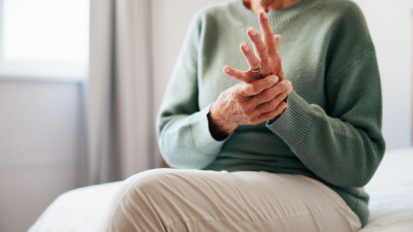 Dormência nas mãos ao acordar: por que isso acontece?