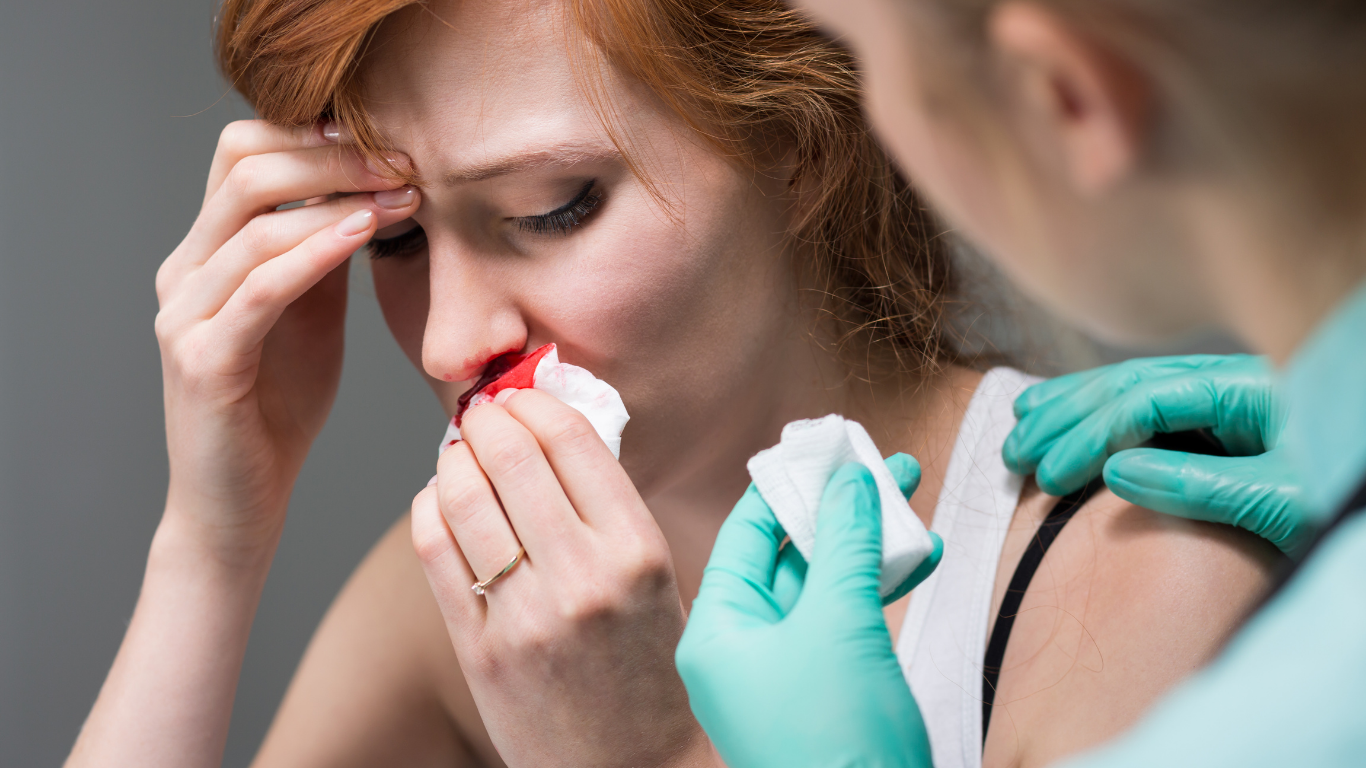 Sangramento no nariz: 7 possíveis causas e quando se preocupar