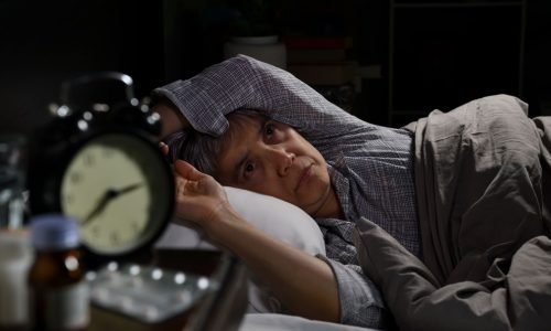 Acordar várias vezes à noite: o que seu corpo pode estar tentando dizer