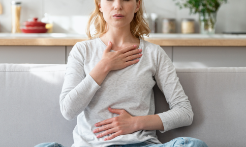 Sensação de aperto no peito, mas exames normais: o que pode estar relacionado?