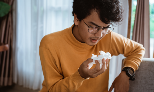 O que a cor do catarro pode revelar sobre sua saúde