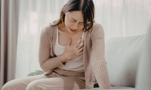 Coração acelerado do nada: o que pode causar essa sensação?