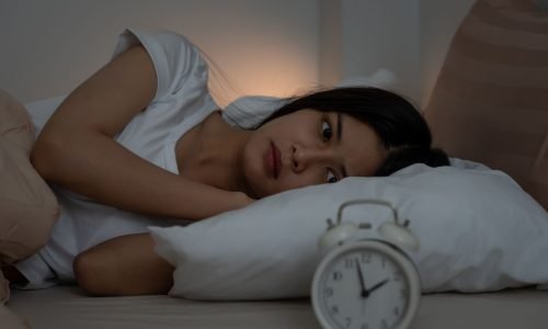 Por que seu corpo não desliga mesmo quando você tenta dormir?