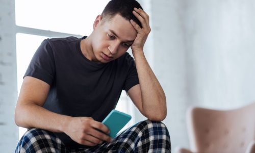 Seu corpo piora quando você pesquisa sintomas? Entenda o que está acontecendo